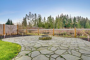 Lakefront Gem: Balcony, Fire Pit & Yard in Everett