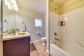 Lakefront Gem: Balcony, Fire Pit & Yard in Everett