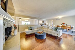 Lakefront Gem: Balcony, Fire Pit & Yard in Everett