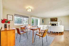 Lakefront Gem: Balcony, Fire Pit & Yard in Everett