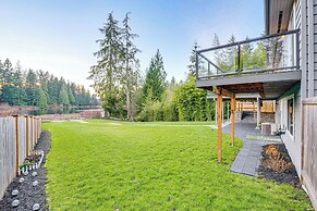 Lakefront Gem: Balcony, Fire Pit & Yard in Everett