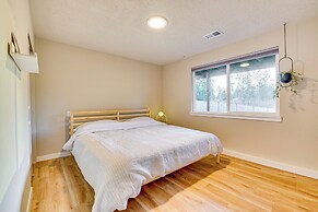 Lakefront Gem: Balcony, Fire Pit & Yard in Everett