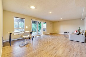 Lakefront Gem: Balcony, Fire Pit & Yard in Everett