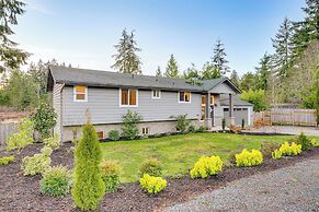 Lakefront Gem: Balcony, Fire Pit & Yard in Everett