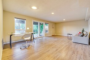 Lakefront Gem: Balcony, Fire Pit & Yard in Everett