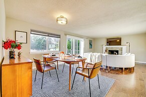 Lakefront Gem: Balcony, Fire Pit & Yard in Everett