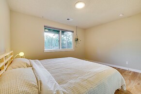 Lakefront Gem: Balcony, Fire Pit & Yard in Everett