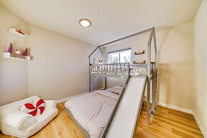 Lakefront Gem: Balcony, Fire Pit & Yard in Everett