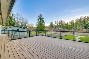 Lakefront Gem: Balcony, Fire Pit & Yard in Everett