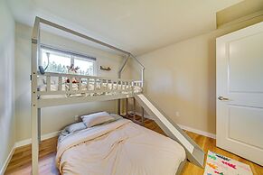 Lakefront Gem: Balcony, Fire Pit & Yard in Everett