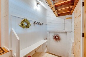 1 Mi to Cranmore Mountain: Charming Conway Apt!