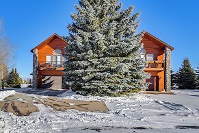 3 Mi to Dtwn: Mtn-view Red Lodge Retreat!