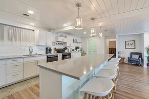 Modern Apt on Detroit Lake w/ Dock Access!