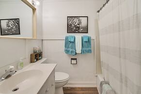 Modern Apt on Detroit Lake w/ Dock Access!