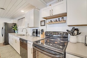 Modern Apt on Detroit Lake w/ Dock Access!