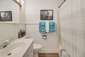 Modern Apt on Detroit Lake w/ Dock Access!