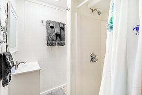 2 Mi to Skiing: Blue Ridge Mtn Cabin w/ Hot Tub!