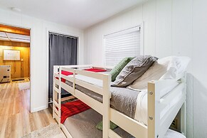 2 Mi to Skiing: Blue Ridge Mtn Cabin w/ Hot Tub!