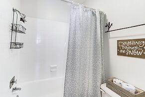 2 Mi to Skiing: Blue Ridge Mtn Cabin w/ Hot Tub!