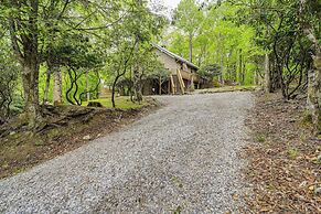 2 Mi to Skiing: Blue Ridge Mtn Cabin w/ Hot Tub!
