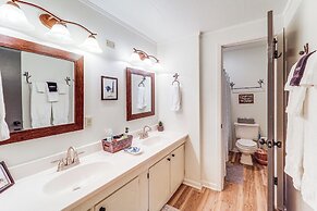 2 Mi to Skiing: Blue Ridge Mtn Cabin w/ Hot Tub!