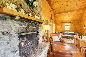 2 Mi to Skiing: Blue Ridge Mtn Cabin w/ Hot Tub!
