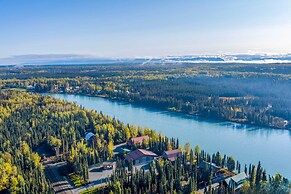 Walk to Kenai River: Forested Fisherman's Cabin!