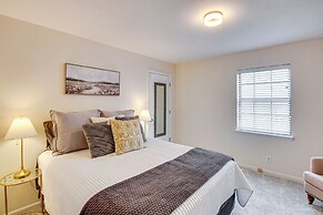 8 Mi to Dtwn Overland Park: Townhome w/ Yard!