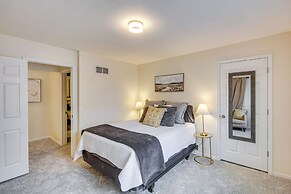 8 Mi to Dtwn Overland Park: Townhome w/ Yard!