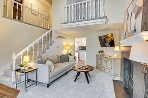 8 Mi to Dtwn Overland Park: Townhome w/ Yard!