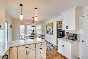 8 Mi to Dtwn Overland Park: Townhome w/ Yard!