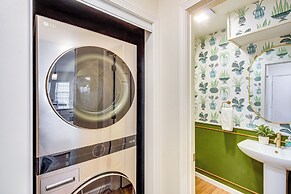 8 Mi to Dtwn Overland Park: Townhome w/ Yard!