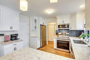 8 Mi to Dtwn Overland Park: Townhome w/ Yard!