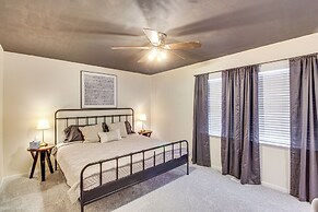 8 Mi to Dtwn Overland Park: Townhome w/ Yard!