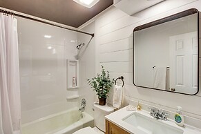 8 Mi to Dtwn Overland Park: Townhome w/ Yard!