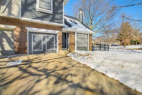 8 Mi to Dtwn Overland Park: Townhome w/ Yard!