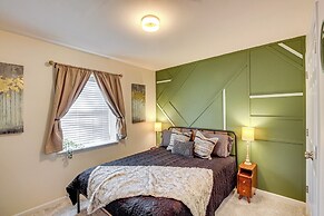 8 Mi to Dtwn Overland Park: Townhome w/ Yard!