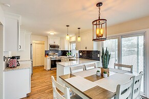 8 Mi to Dtwn Overland Park: Townhome w/ Yard!