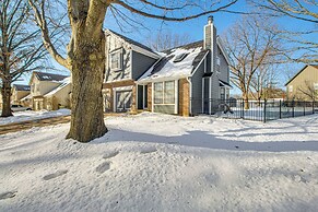 8 Mi to Dtwn Overland Park: Townhome w/ Yard!