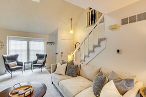 8 Mi to Dtwn Overland Park: Townhome w/ Yard!