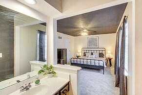 8 Mi to Dtwn Overland Park: Townhome w/ Yard!