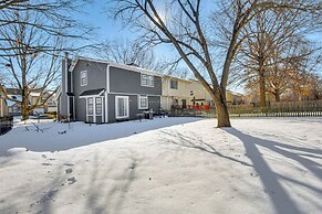 8 Mi to Dtwn Overland Park: Townhome w/ Yard!
