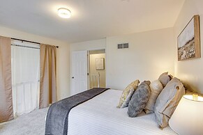 8 Mi to Dtwn Overland Park: Townhome w/ Yard!