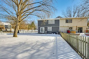 8 Mi to Dtwn Overland Park: Townhome w/ Yard!