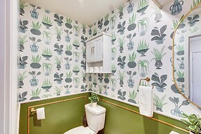 8 Mi to Dtwn Overland Park: Townhome w/ Yard!