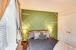 8 Mi to Dtwn Overland Park: Townhome w/ Yard!