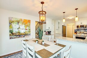 8 Mi to Dtwn Overland Park: Townhome w/ Yard!