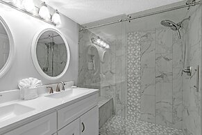 Coastal Retreat: Beach Access & Modern Comforts 2 Bedroom Condo