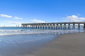 Coastal Retreat: Beach Access & Modern Comforts 2 Bedroom Condo