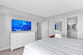 Coastal Retreat: Beach Access & Modern Comforts 2 Bedroom Condo